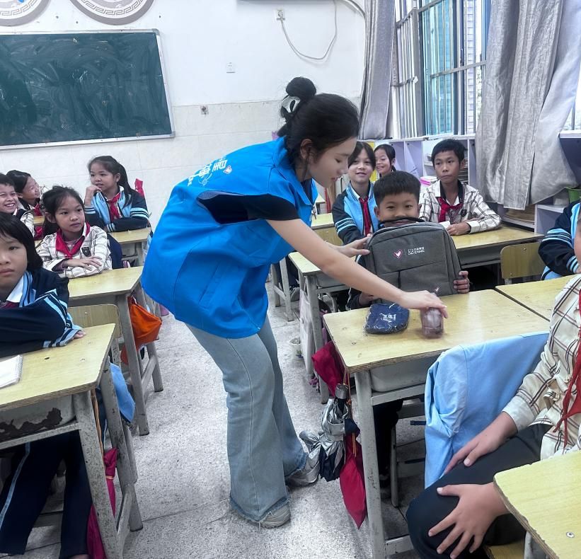 薪火潤童心 強核筑信仰：南寧學院不孤薪火志愿隊八進龍崗小學播撒紅色種子